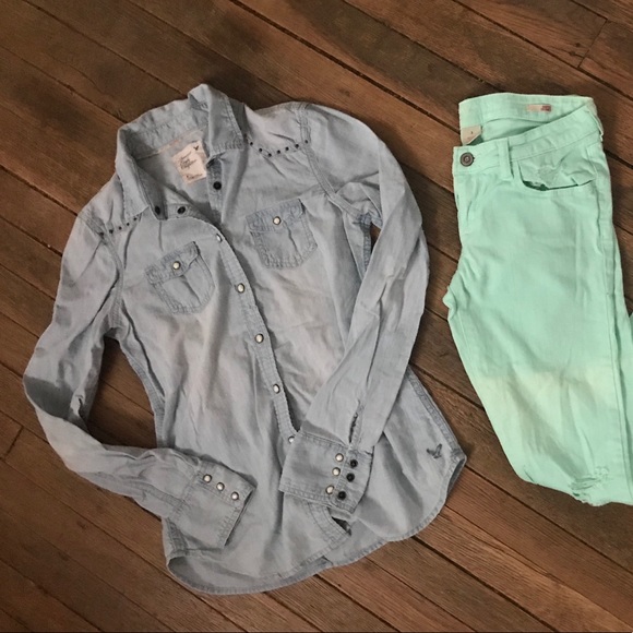American Eagle Outfitters Tops - 10/$30 American Eagle chambray shirt